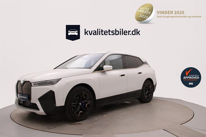 Hvid BMW iX fra 2023 set udefra