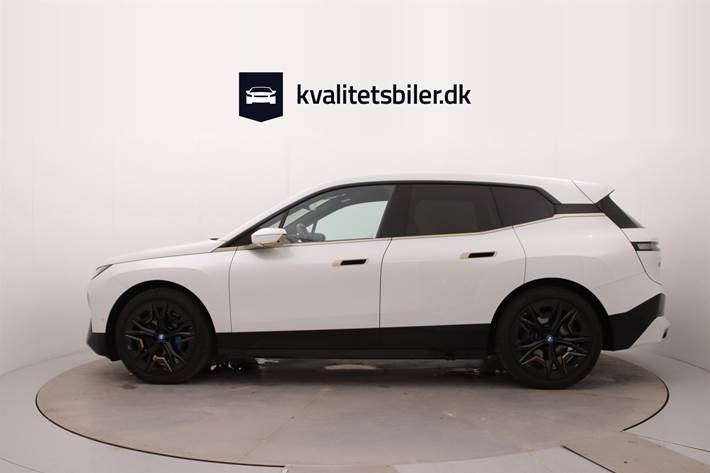 Hvid BMW iX fra 2023