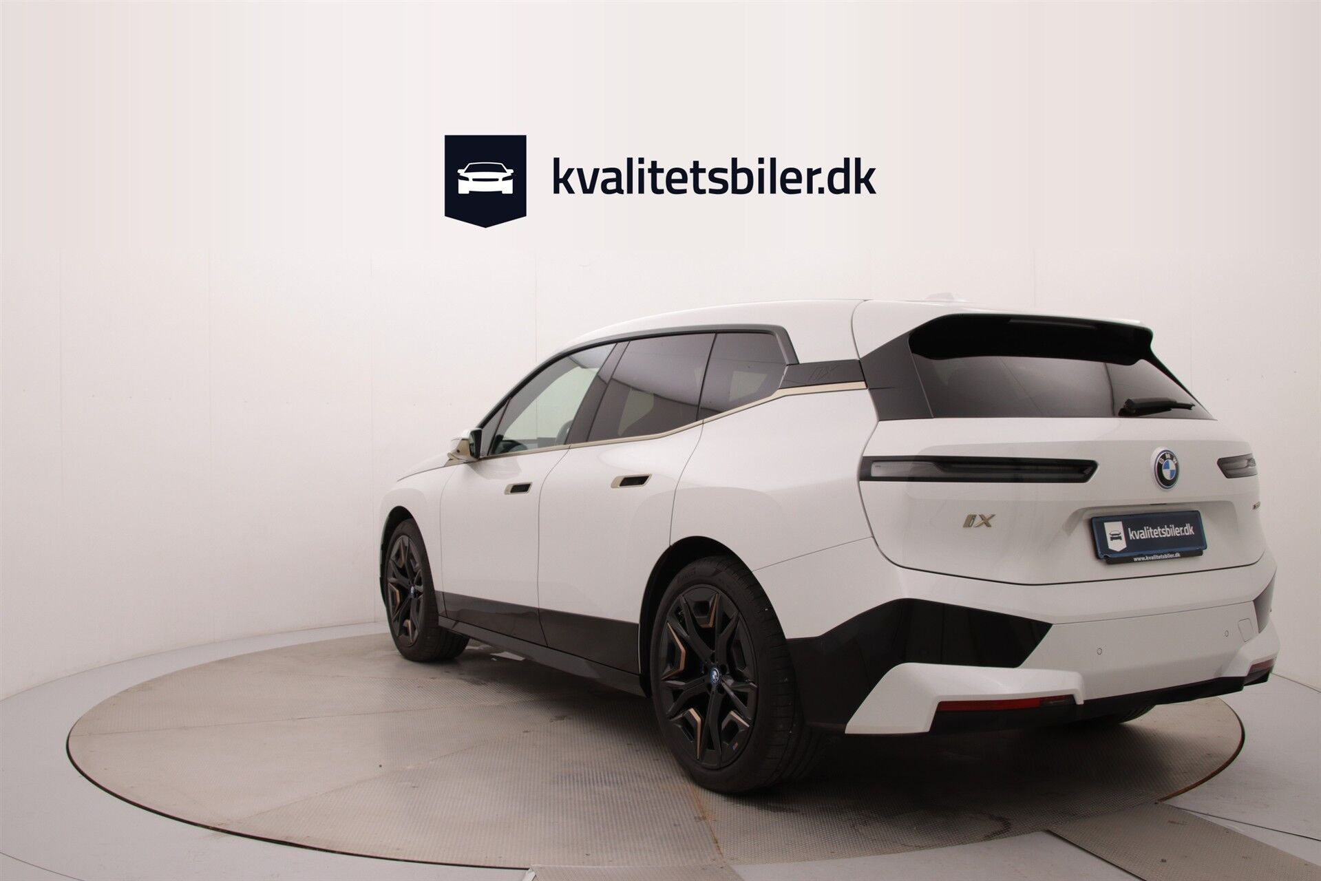 Hvid BMW iX fra 2023