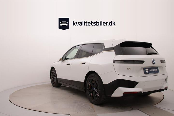 Hvid BMW iX fra 2023