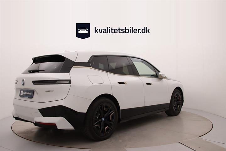 Hvid BMW iX fra 2023
