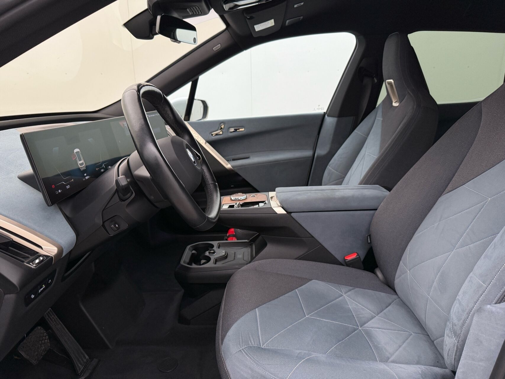 BMW iX xDrive40, 326hp, 2024