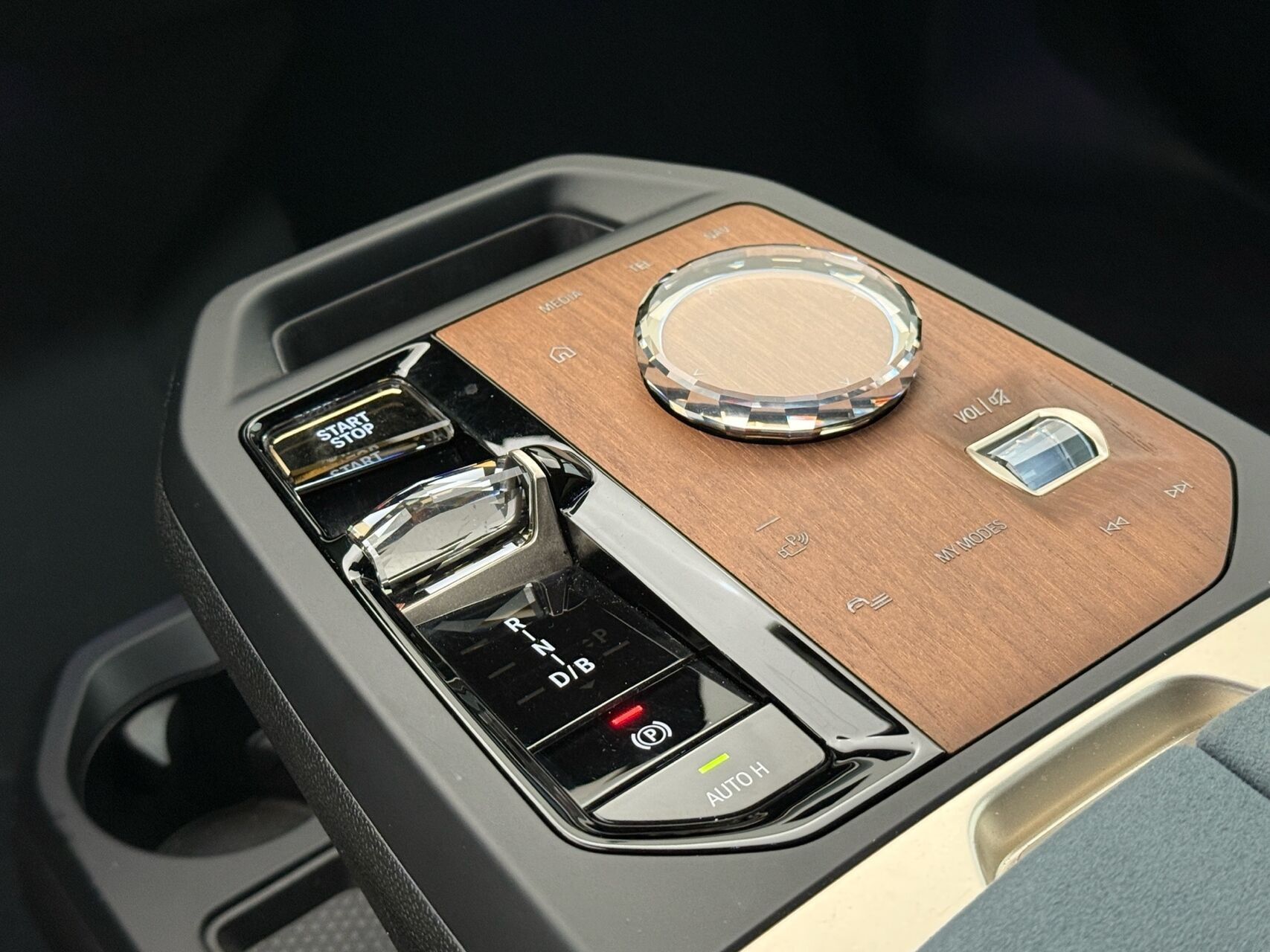 BMW iX xDrive40, 326hp, 2024
