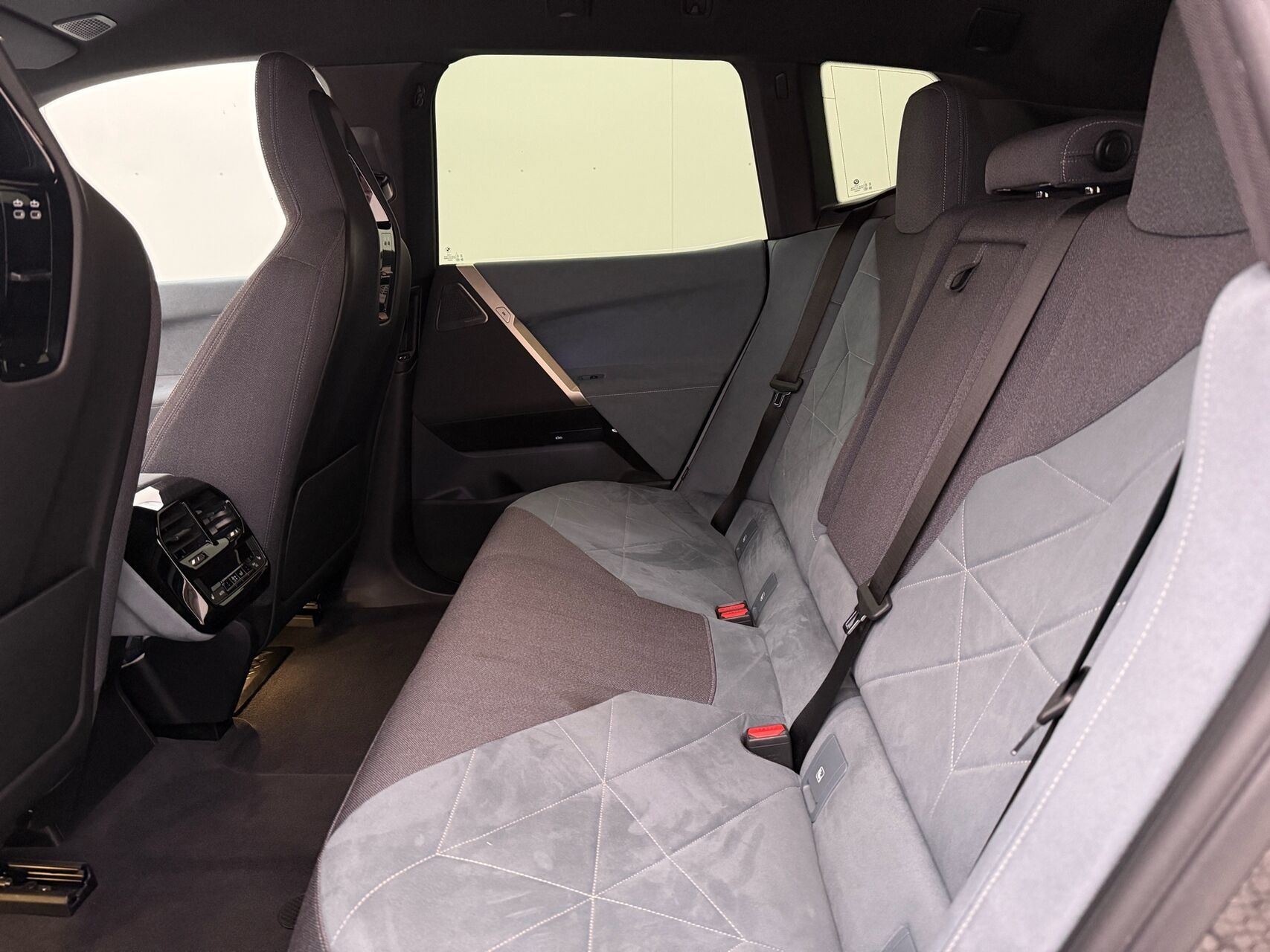 Hvid BMW iX fra 2023