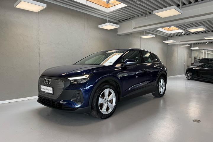 Blå Audi Q4 fra 2023