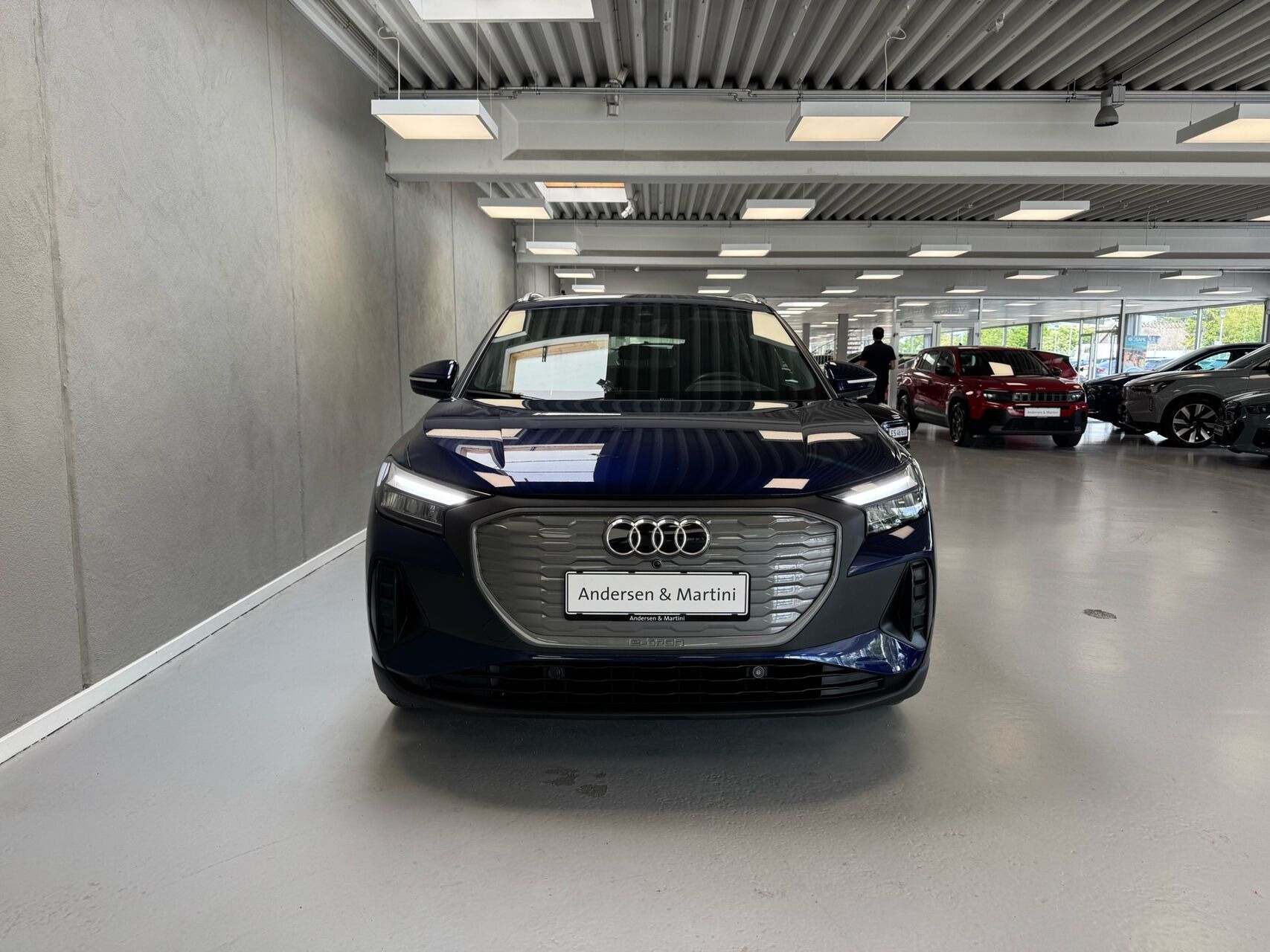 Blå Audi Q4 fra 2023