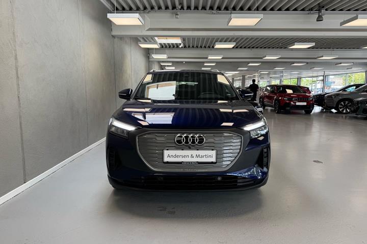 Blå Audi Q4 fra 2023