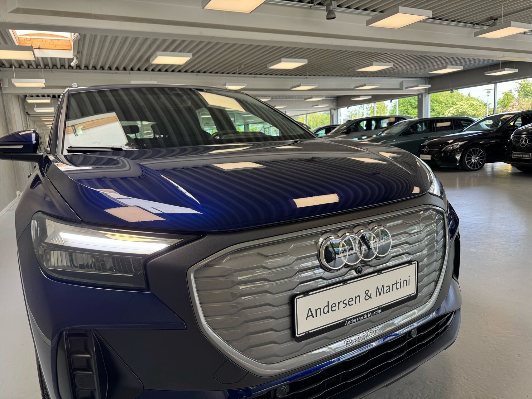 Blå Audi Q4 fra 2023