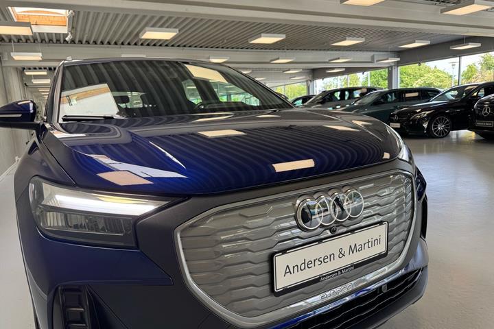 Blå Audi Q4 fra 2023
