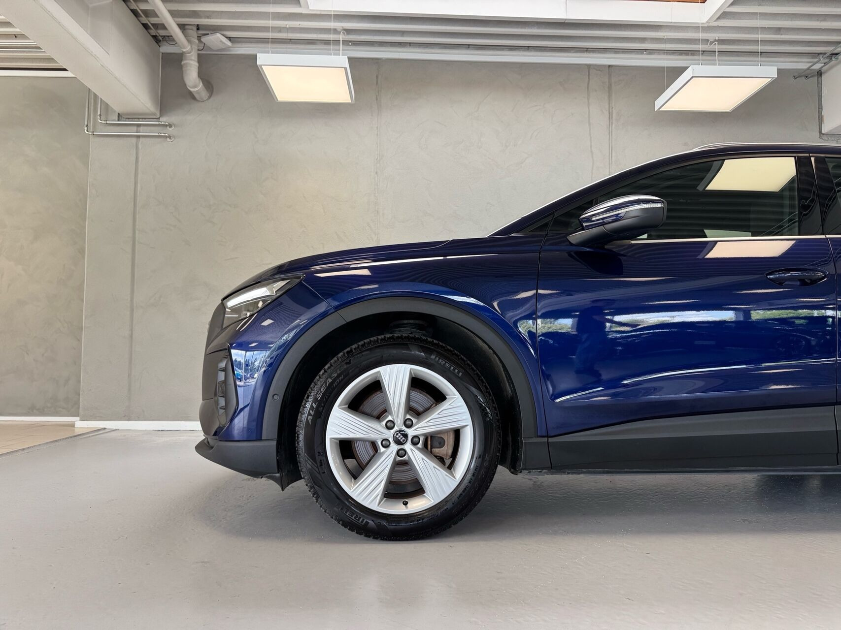 Blå Audi Q4 fra 2023