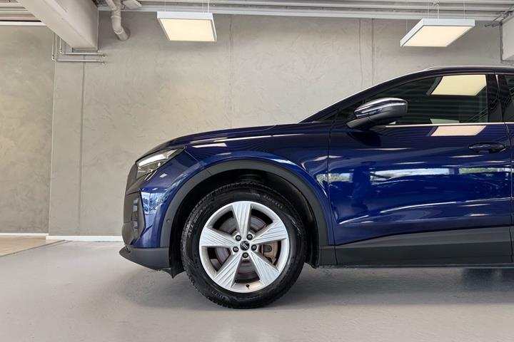 Blå Audi Q4 fra 2023