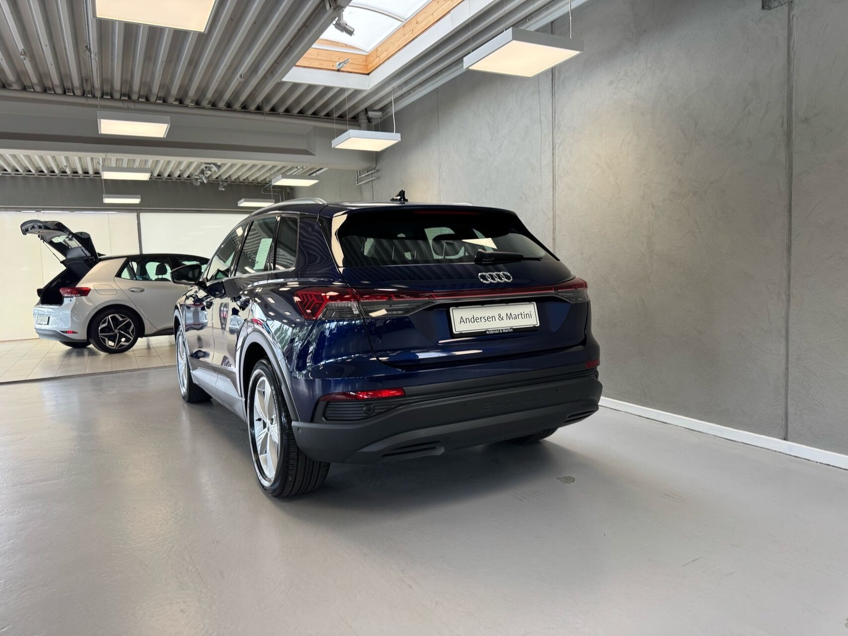 Blå Audi Q4 fra 2023