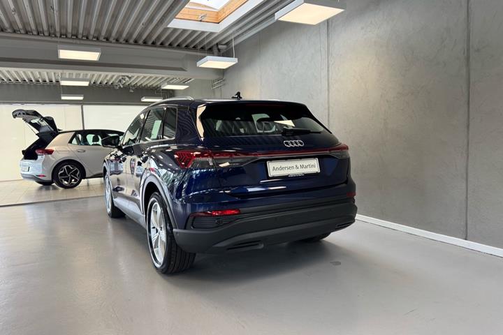 Blå Audi Q4 fra 2023