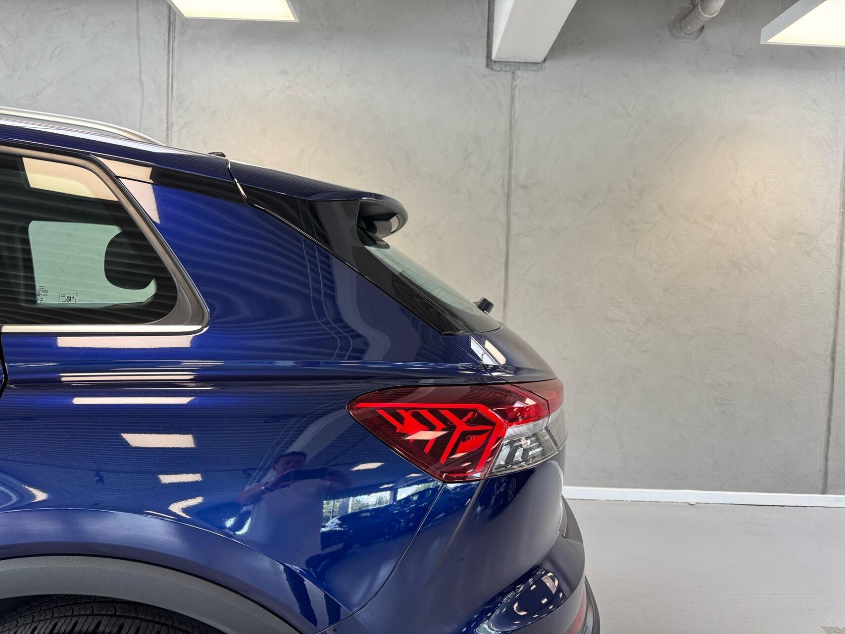 Blå Audi Q4 fra 2023