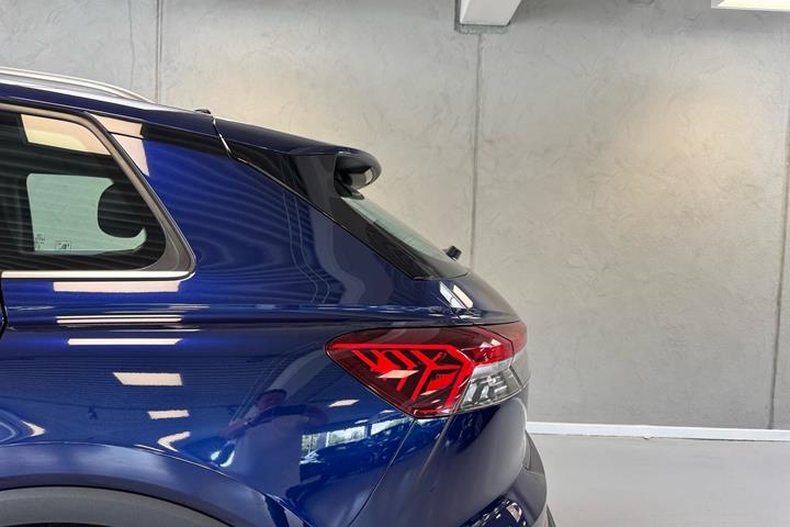 Blå Audi Q4 fra 2023