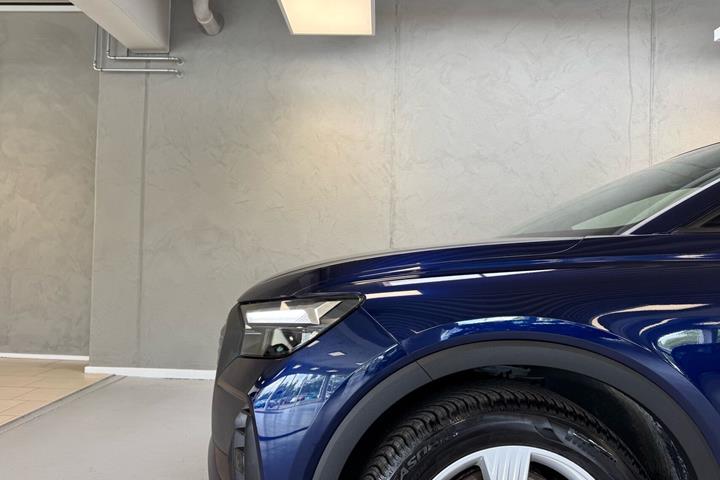 Blå Audi Q4 fra 2023