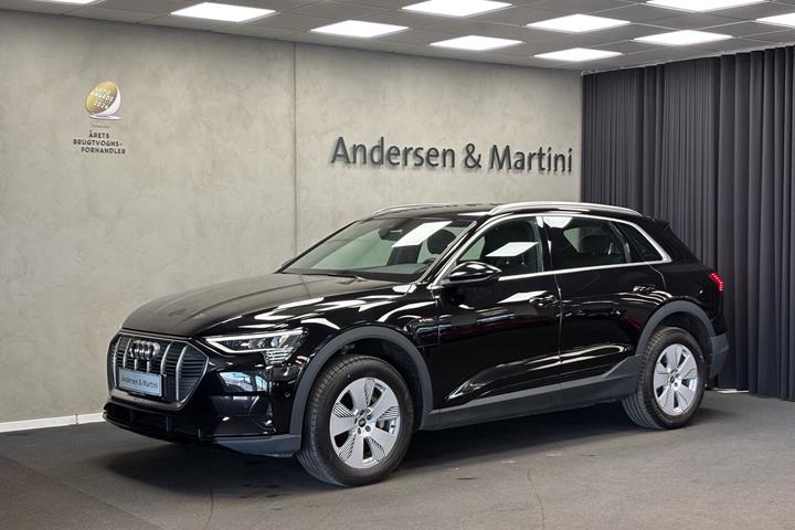 Sort Audi e-tron fra 2023 set udefra