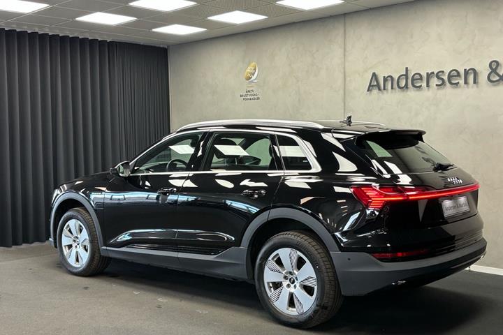 Sort Audi e-tron fra 2023