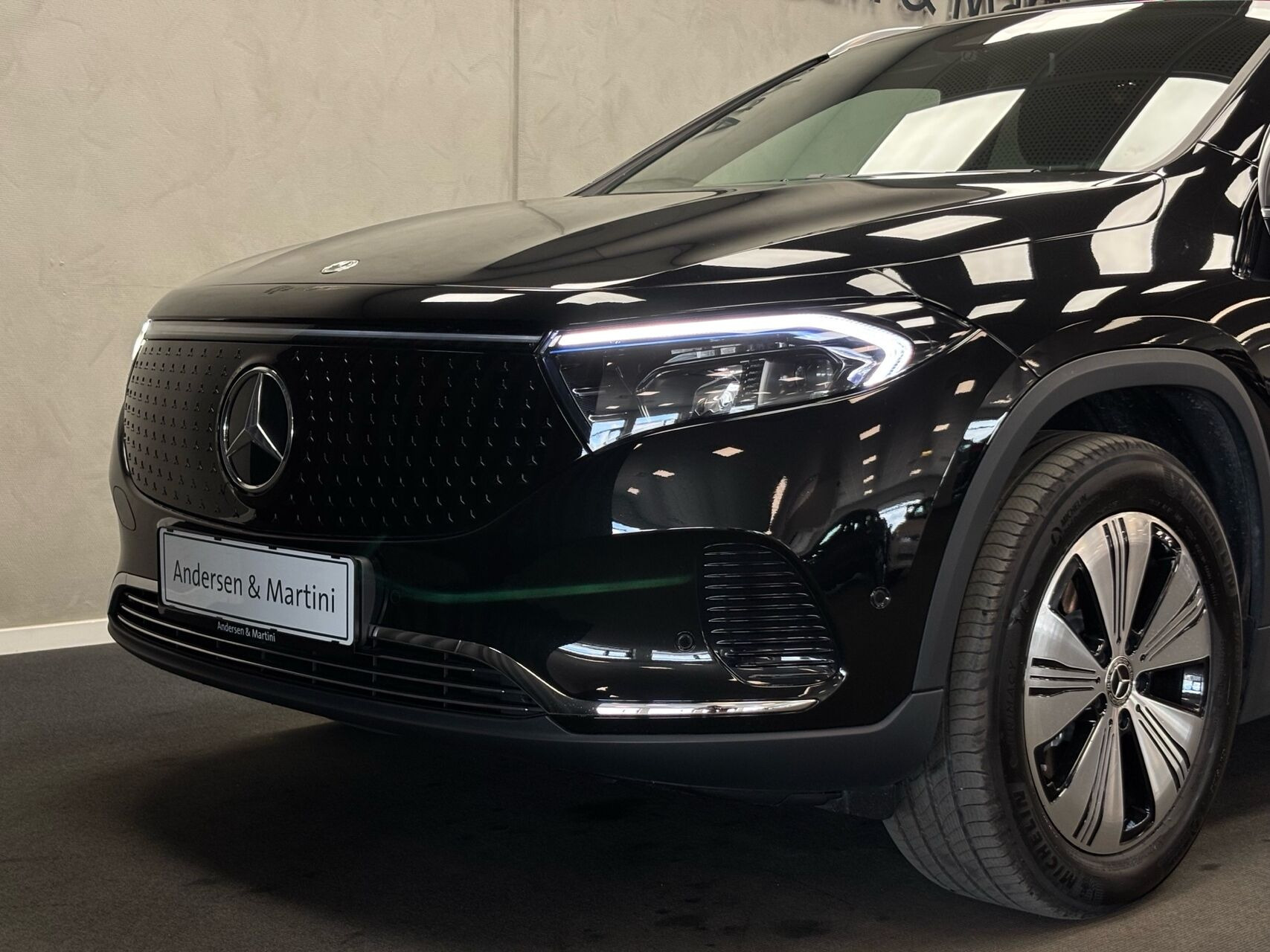 Sort Mercedes EQA 250+ fra 2025 set udefra