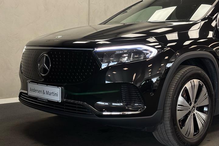 Sort Mercedes EQA 250+ fra 2025 set udefra