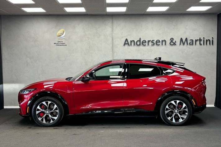 Rød Ford Mustang Mach-E fra 2023