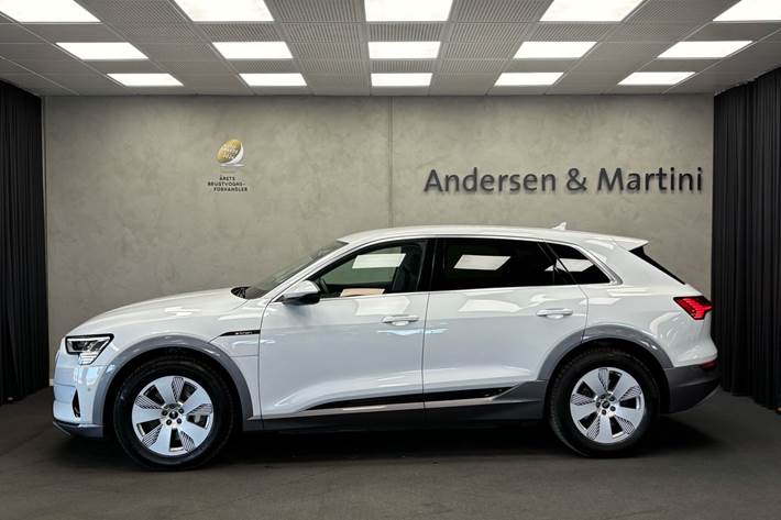 Hvid Audi e-tron fra 2022