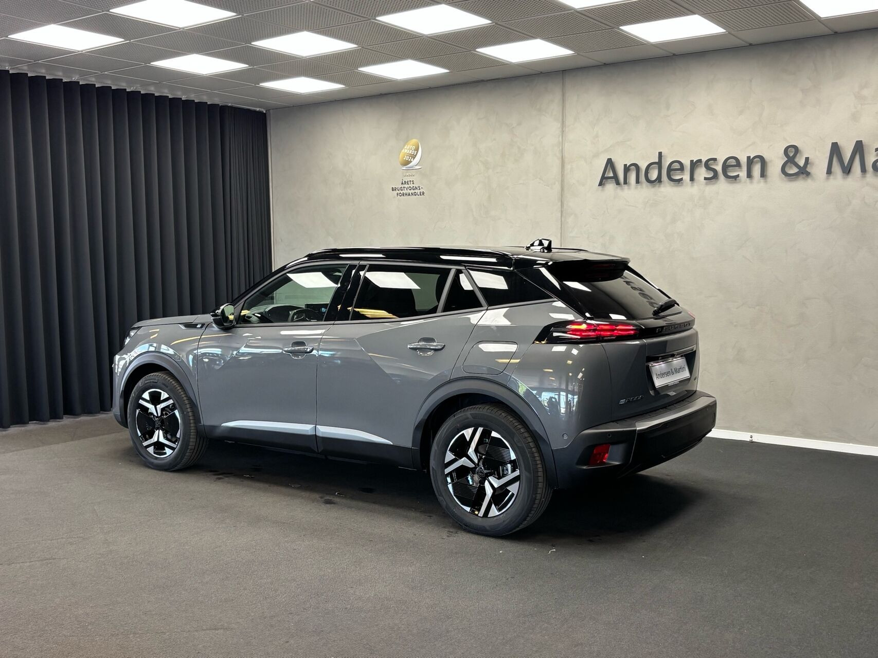 Grå Peugeot e-2008 fra 2026