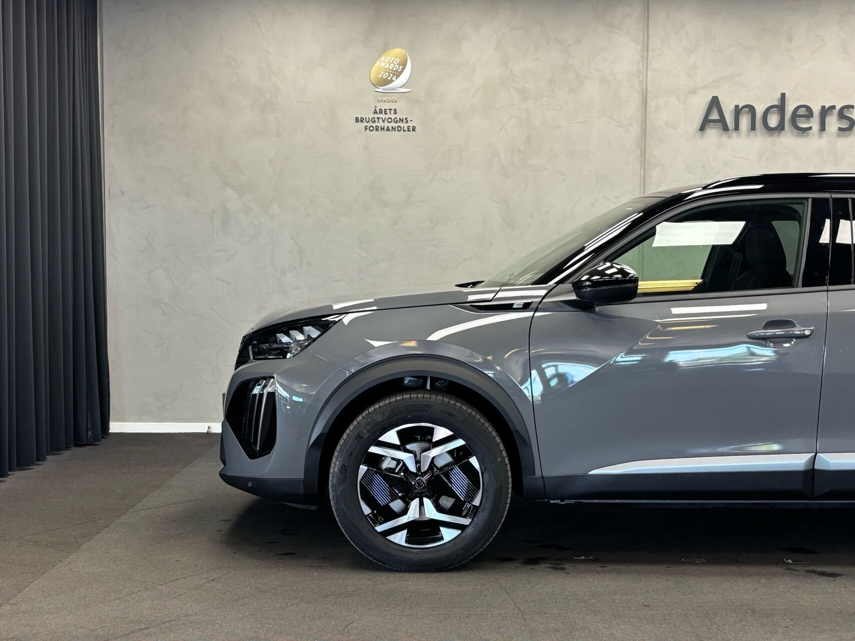 Grå Peugeot e-2008 fra 2026