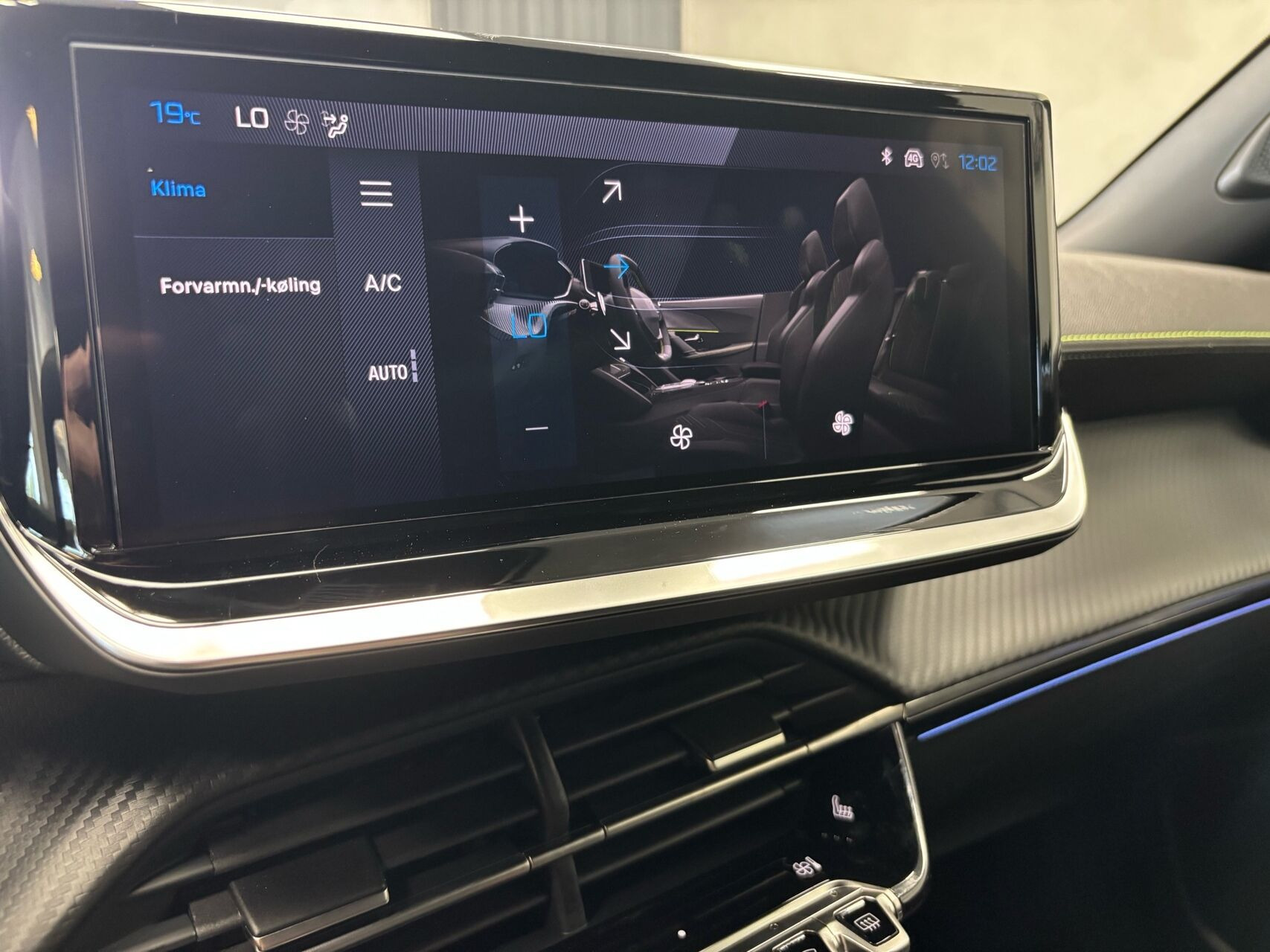 Grå Peugeot e-2008 fra 2026