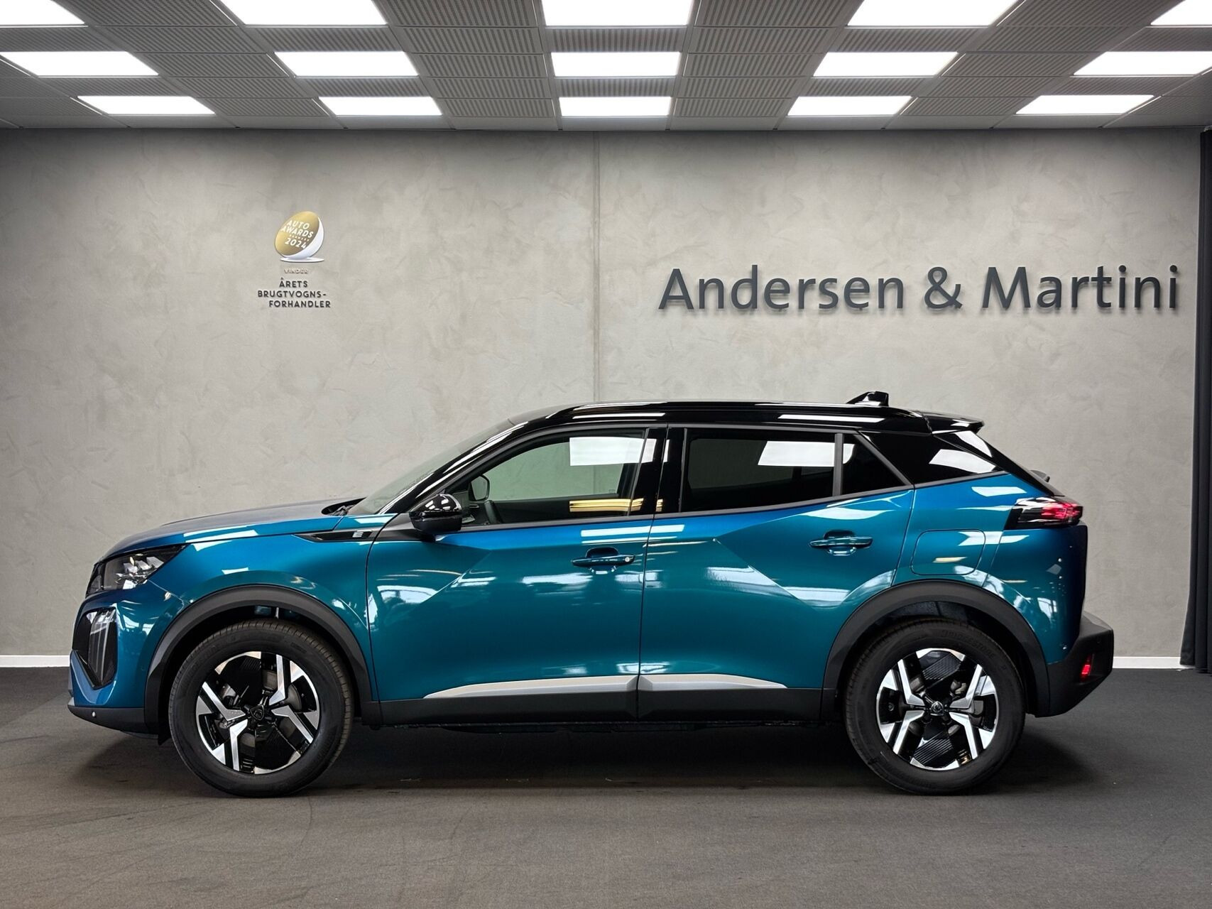 Blå Peugeot e-2008 fra 2026