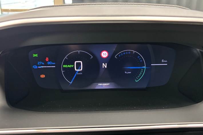 Blå Peugeot e-2008 fra 2026