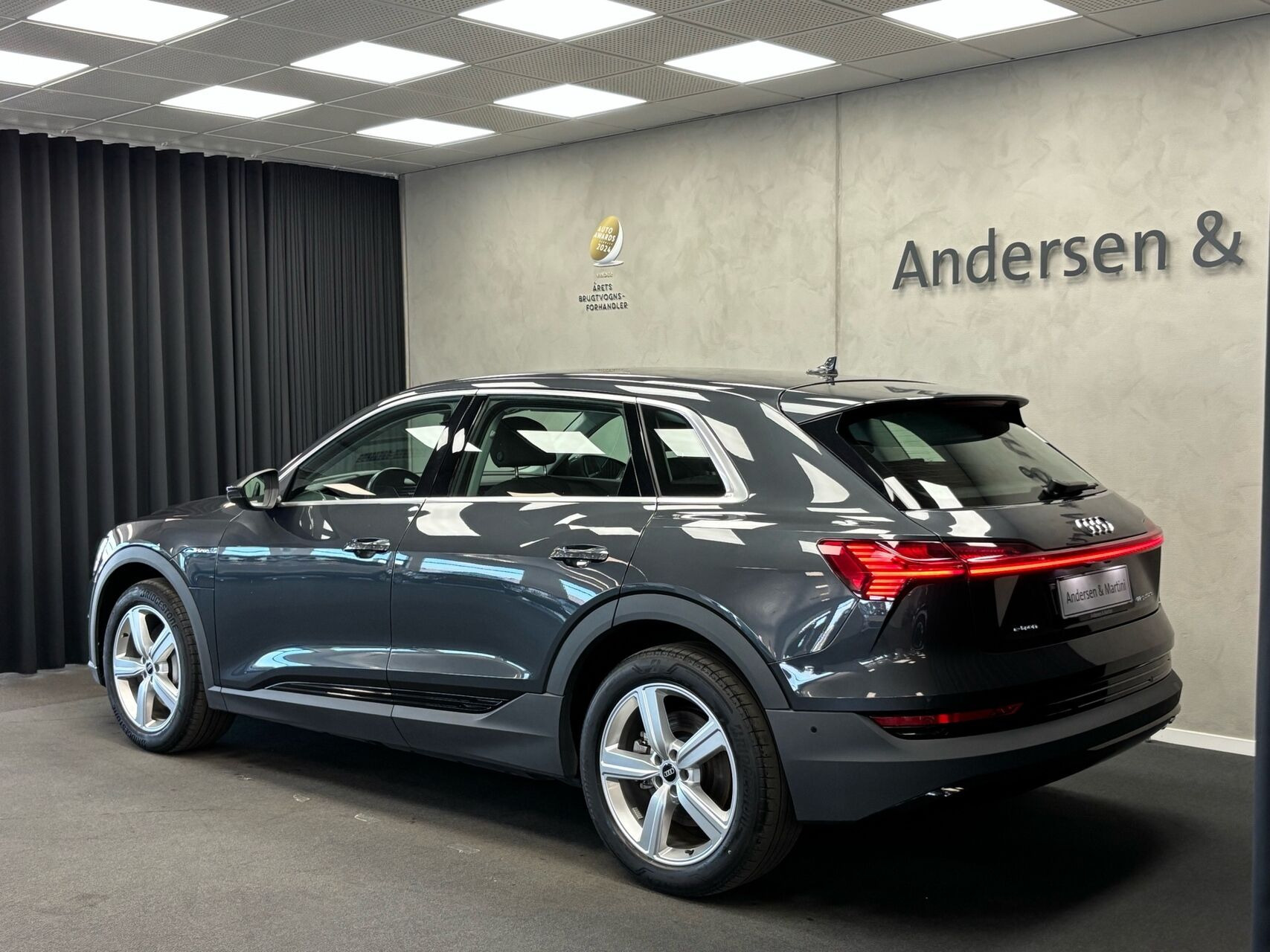 Grå Audi e-tron fra 2022