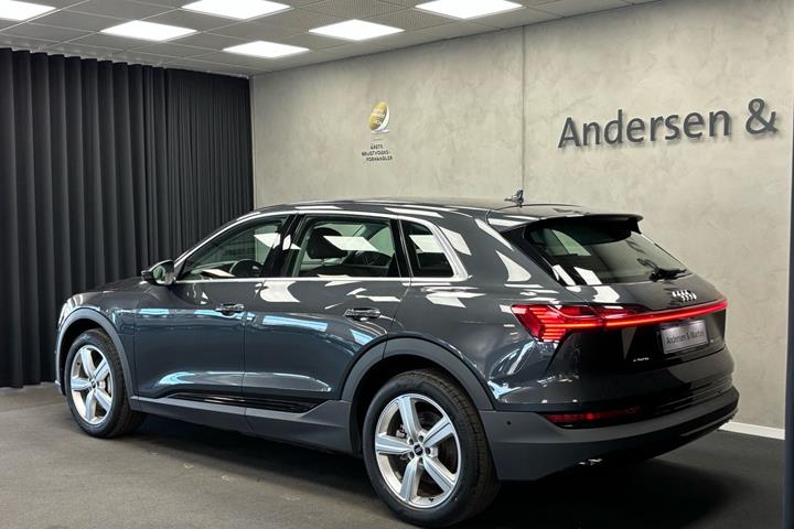Grå Audi e-tron fra 2022
