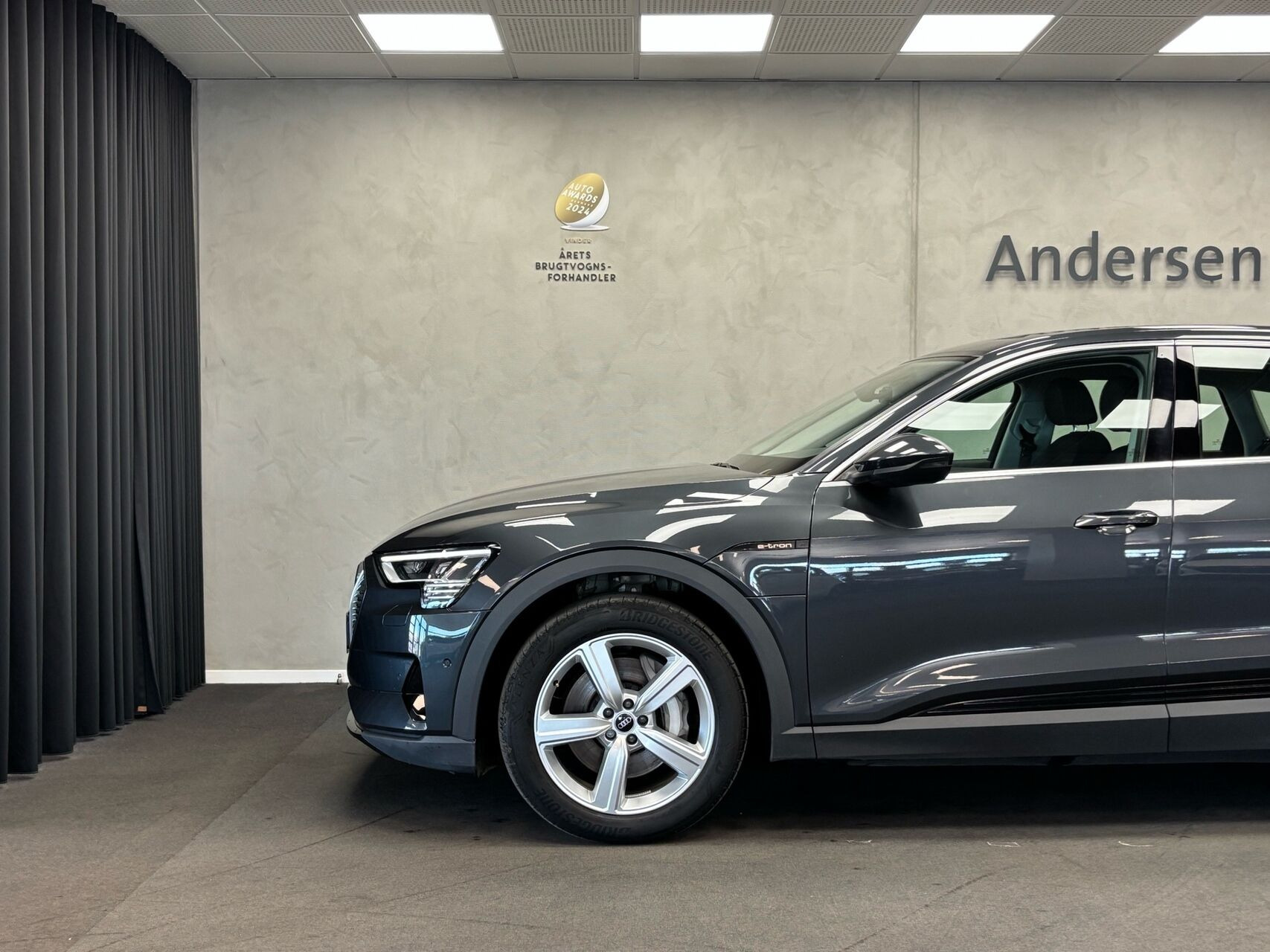 Grå Audi e-tron fra 2022