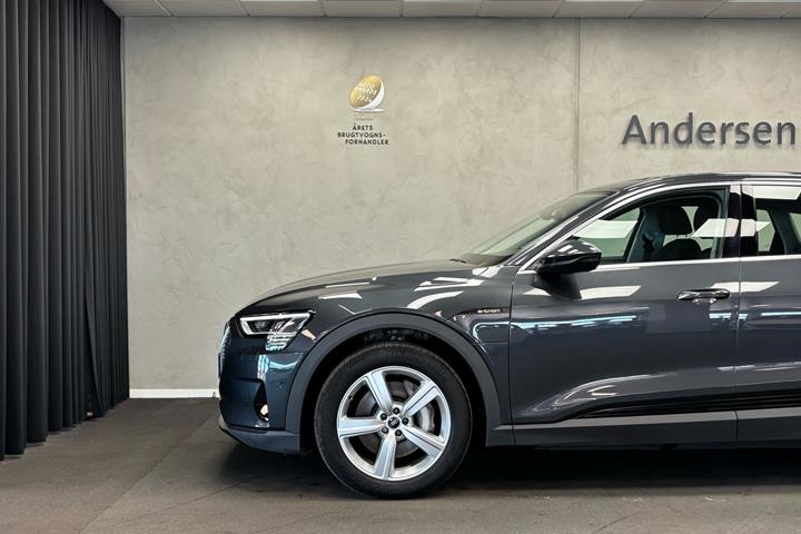 Grå Audi e-tron fra 2022