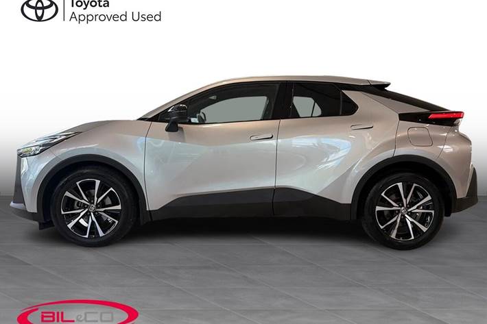Sølv Toyota C-HR fra 2024