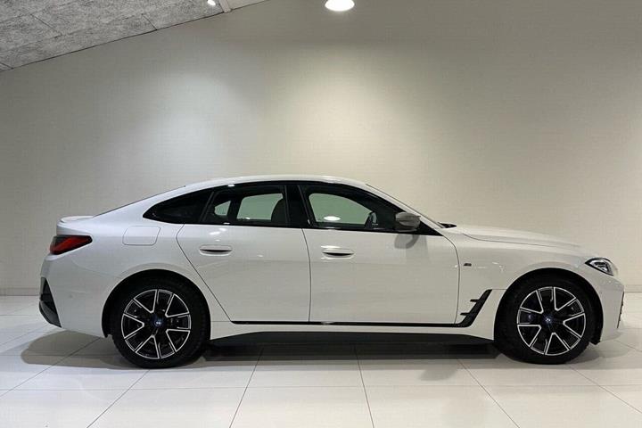 Hvid BMW i4 fra 2024