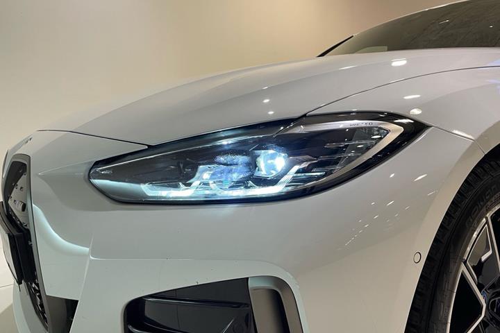 Hvid BMW i4 fra 2024