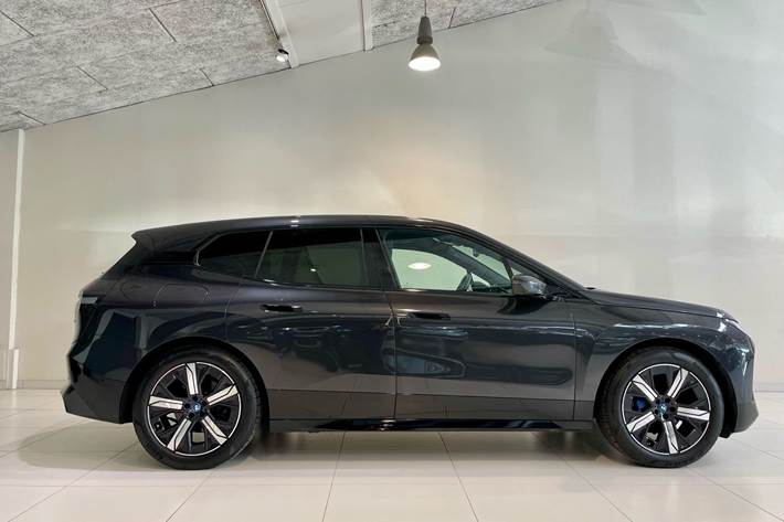 Sort BMW iX fra 2024