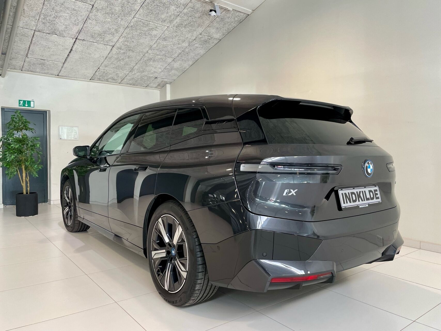 Sort BMW iX fra 2024