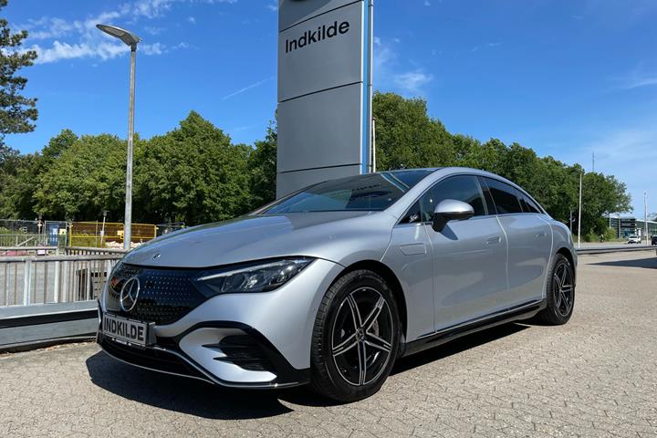 Sølv Mercedes EQE 300 fra 2023 set udefra