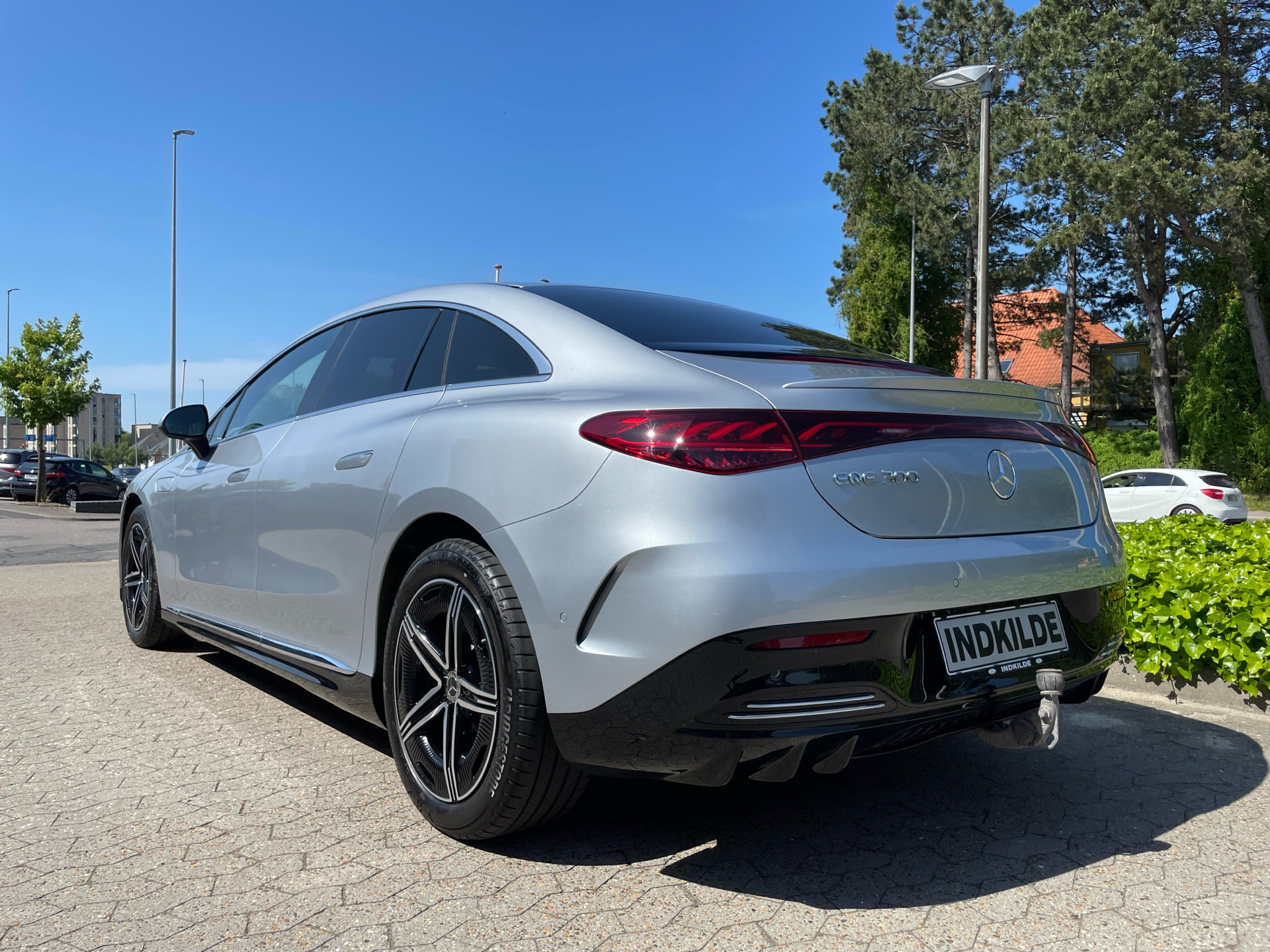 Sølv Mercedes EQE 300 fra 2023