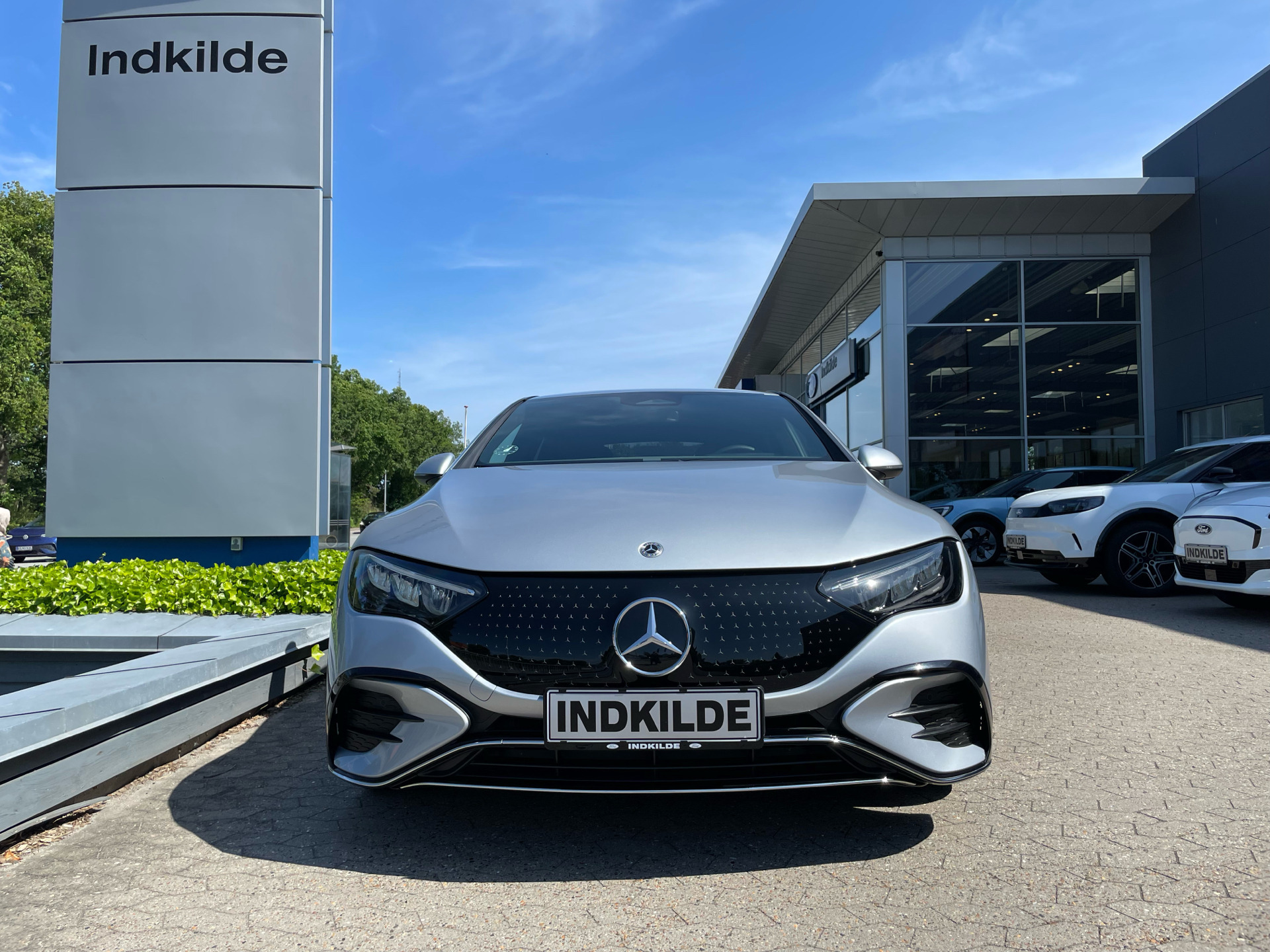 Sølv Mercedes EQE 300 fra 2023