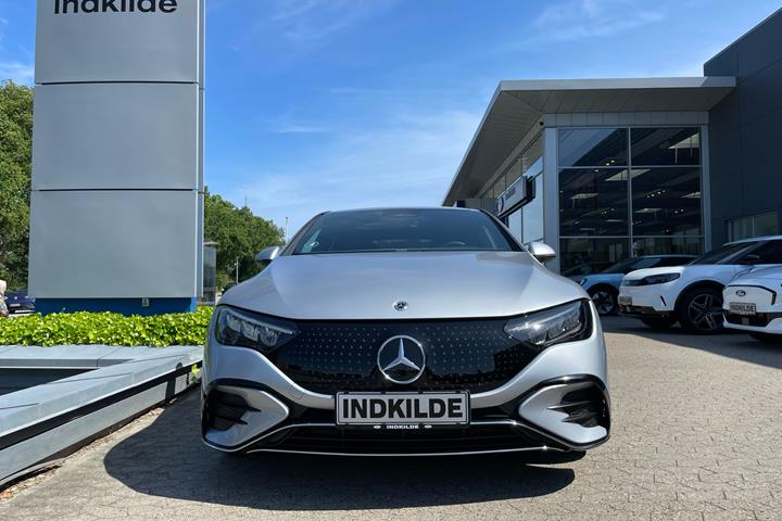 Sølv Mercedes EQE 300 fra 2023