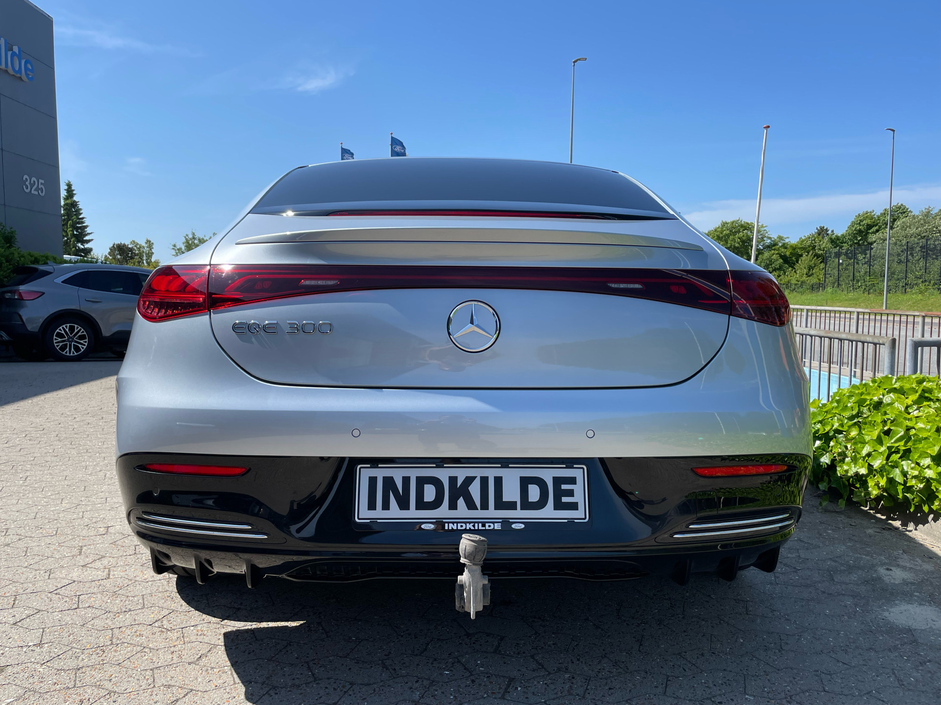Sølv Mercedes EQE 300 fra 2023