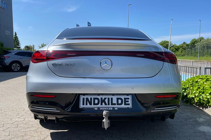 Sølv Mercedes EQE 300 fra 2023