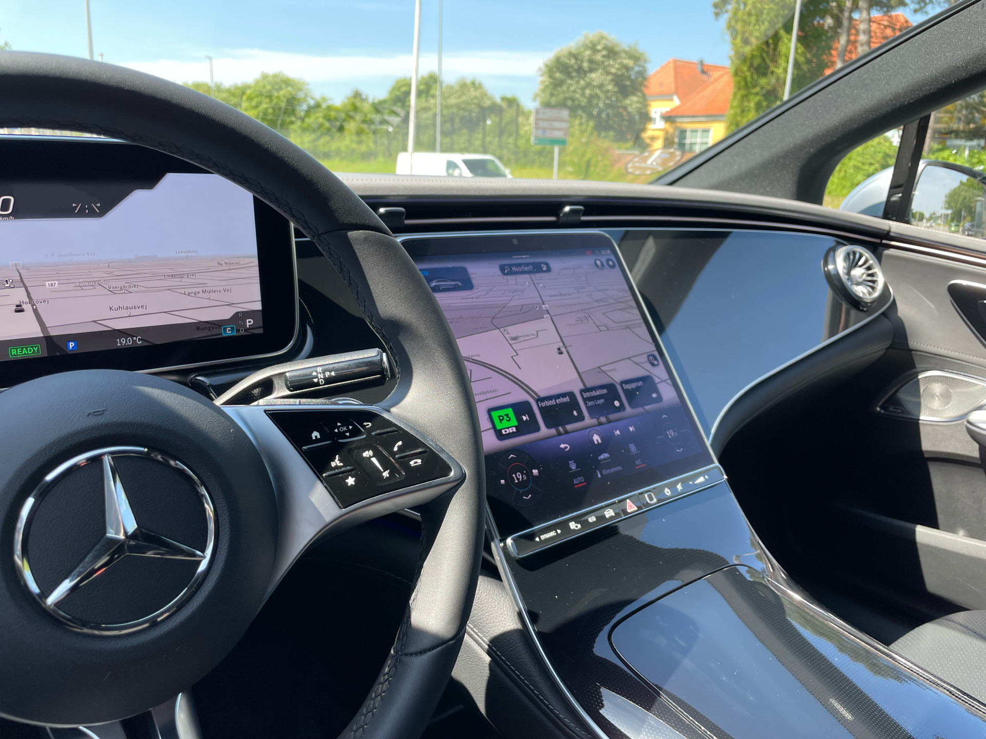 Sølv Mercedes EQE 300 fra 2023