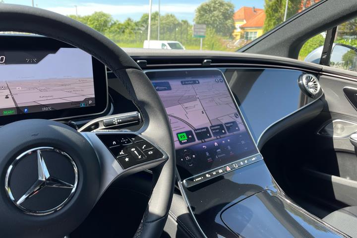 Sølv Mercedes EQE 300 fra 2023