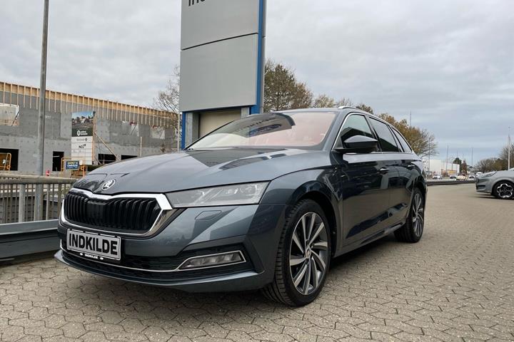 Sort Skoda Octavia fra 2021 set udefra