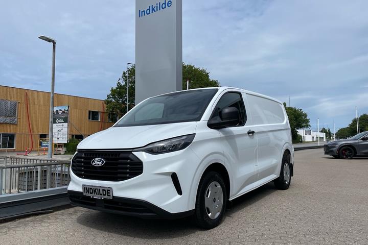 Hvid Ford Transit Custom fra 2024 set udefra